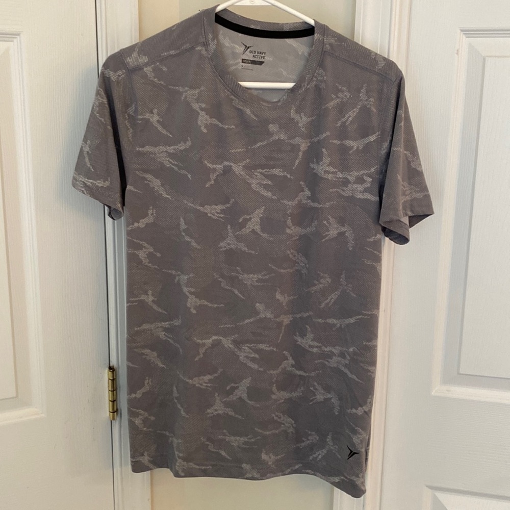 Old Navy gray camo active shirt size medium